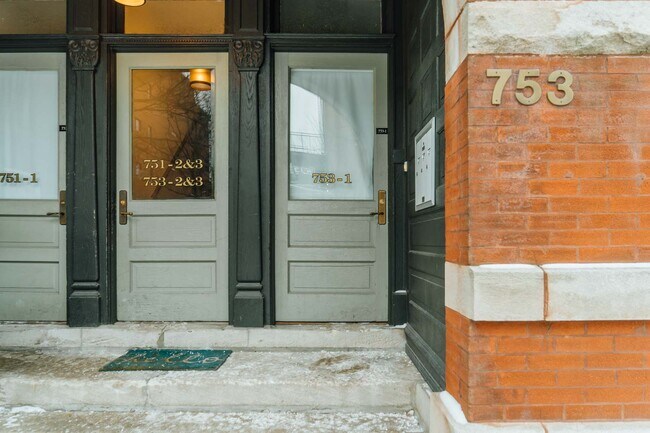 Building Photo - 723 W Buckingham Pl