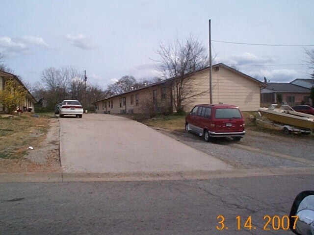 Building Photo - 211 Oak St