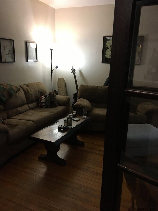 8 Cuyler Ave, Albany, NY 12209 Room for Rent in Albany, NY