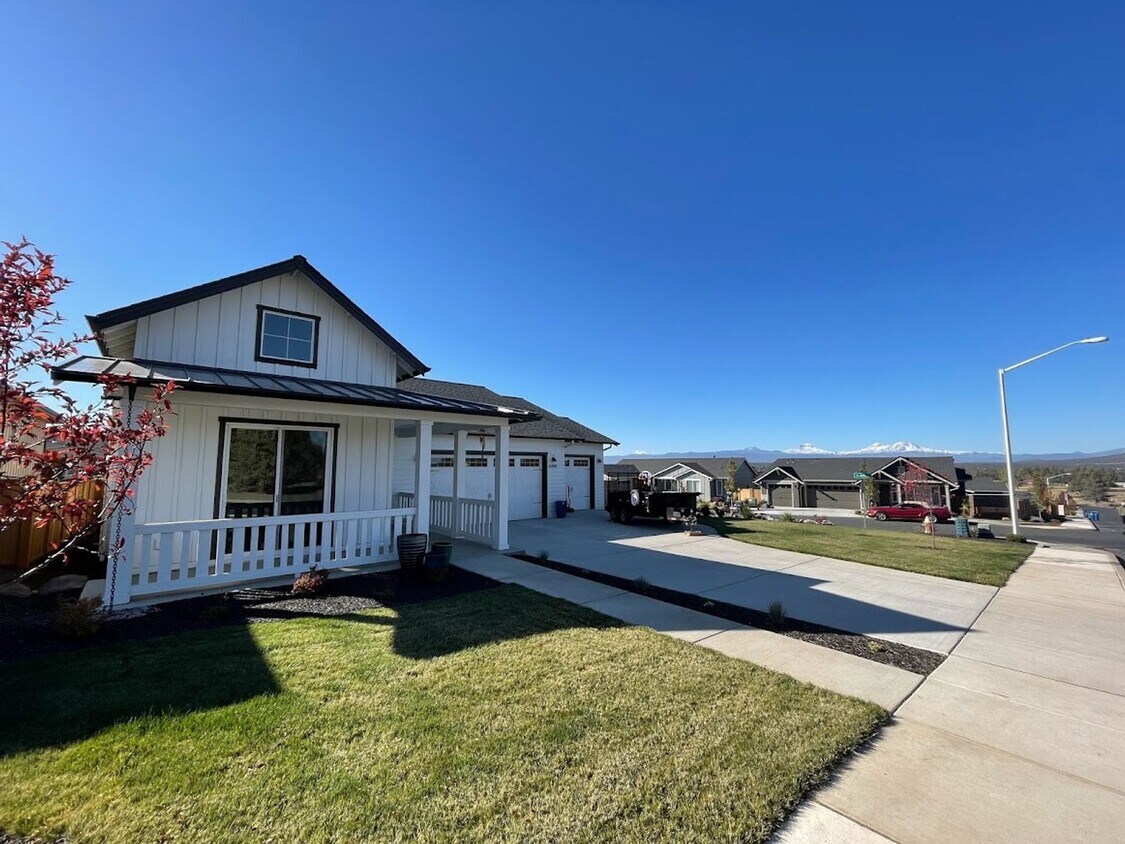 Foto principal - 4398 SW Yew Ave