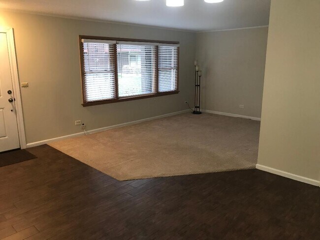 Living room - 9624 W Higgins Rd