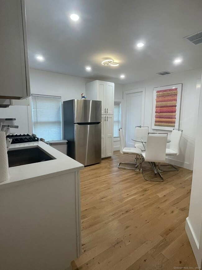 Building Photo - 459 Blatchley Ave