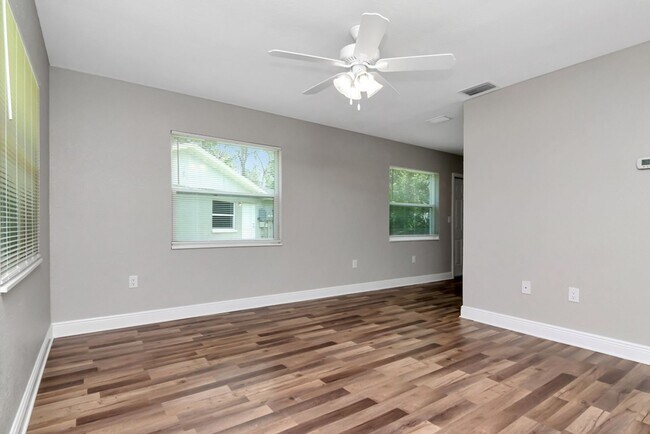 Foto del edificio - Beautifully Updated 3/2 in Bradenton — Up to One Month Free!