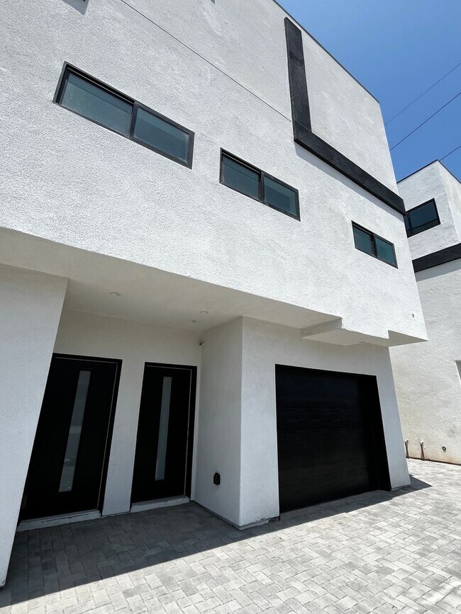 Building Photo - 4900 Lennox Blvd