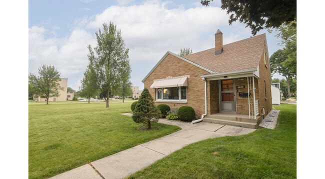 Building Photo - 3225 S 40th St