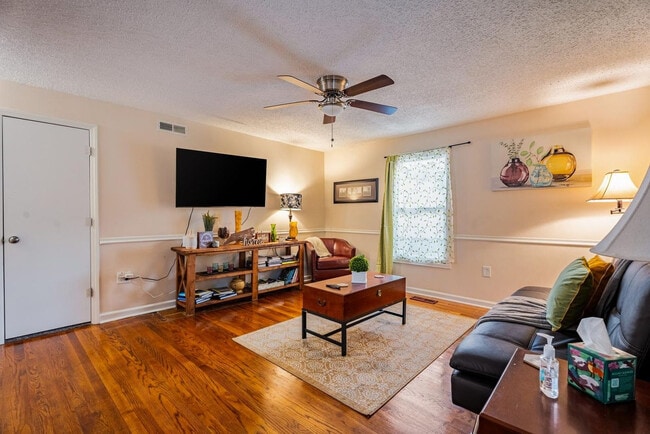 Foto del edificio - 8551 Chapel Hill Rd