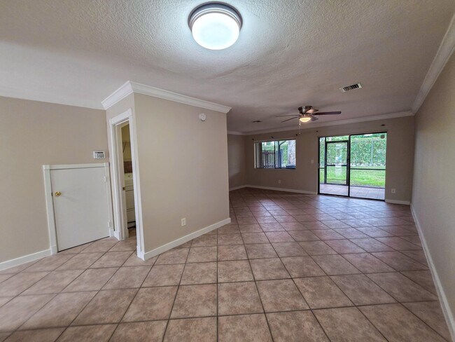 Building Photo - 902 Riverside Dr