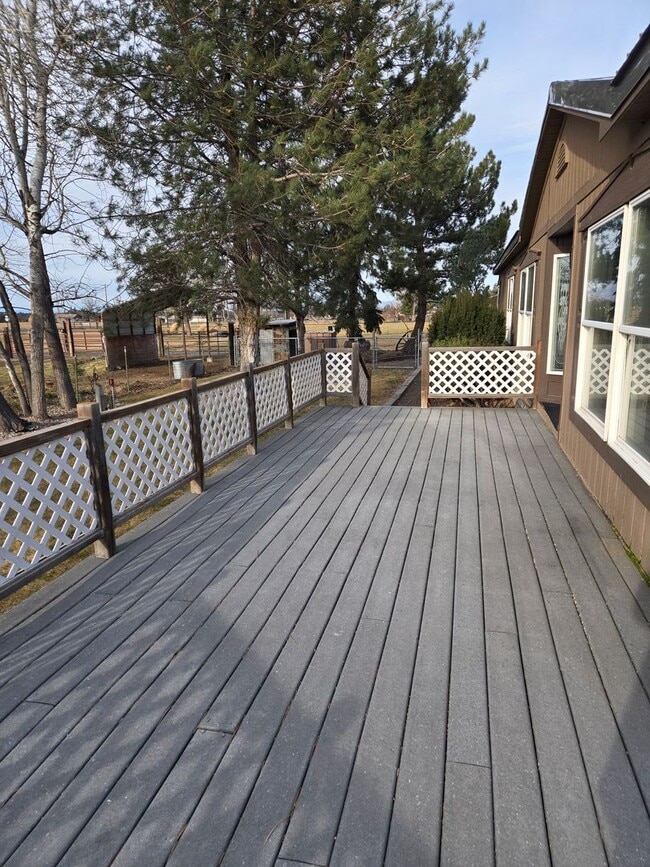 Building Photo - Beautiful Country Home, Powell Butte