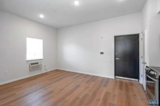 Foto del edificio - 72 Burroughs Pl