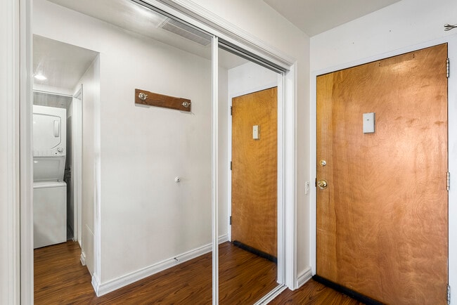 Building Photo - 301 Race St