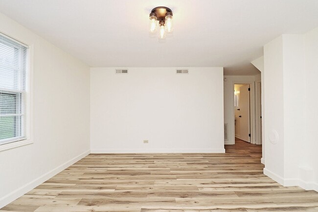 Building Photo - Updated Main-Level Belmont Apartment