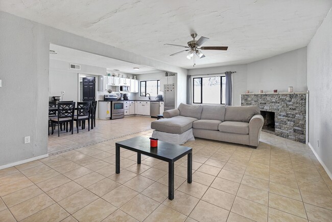 Foto del edificio - Roomy 3 Bedroom Home with a Fireplace