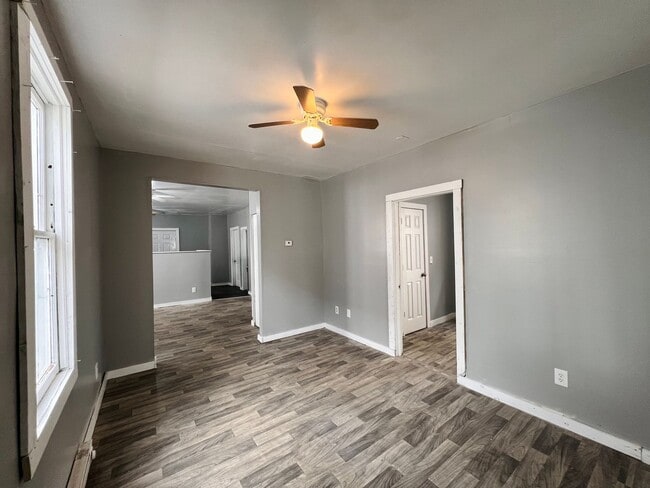 Building Photo - 2 Bedroom House