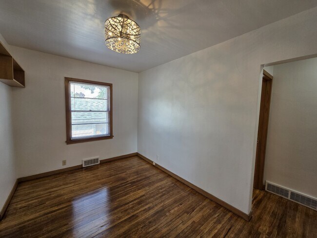 Foto del edificio - 1025 W 8th St