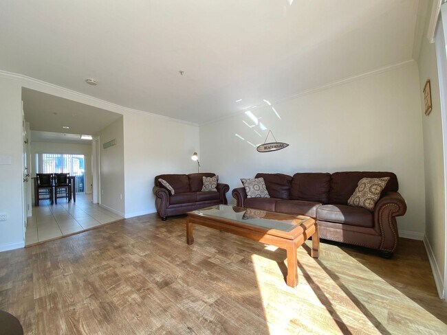 Building Photo - Mission Beach House Available ~ Fully Furn...