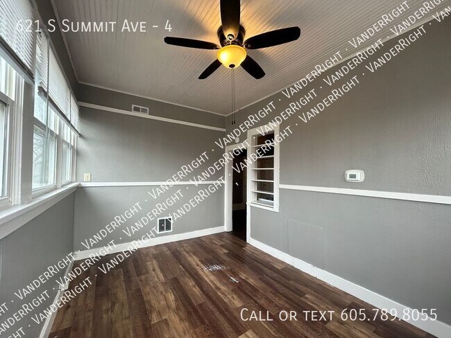 Building Photo - Charming 1 Bedroom - 2nd Floor - Apartment!