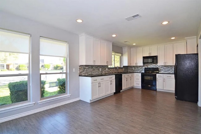 Building Photo - 7102 Casablanca Ct
