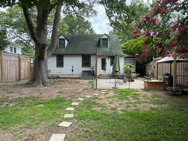 Building Photo - 403 S Hanson St
