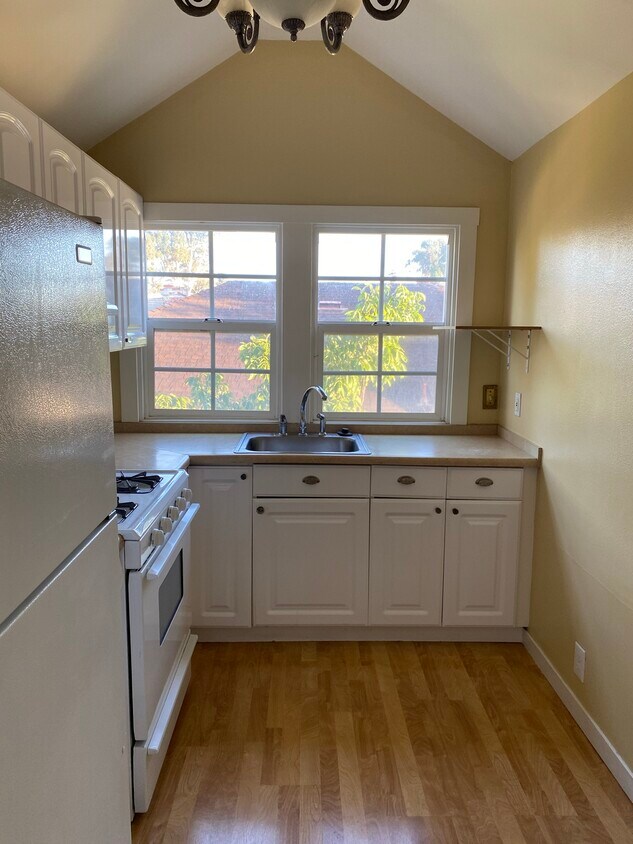 Kitchen - 904 Howard Ave