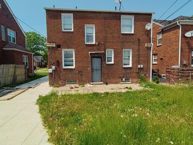 Foto del edificio - 3 bedroom 1.5 bath brick home now availabl...