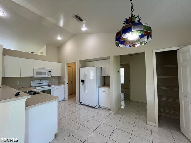 Foto del edificio - 1721 SW 16th Terrace
