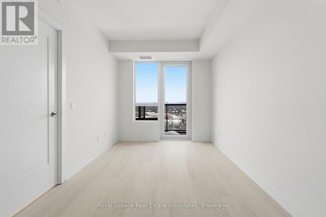 Photo du bâtiment - 60 Central Park Roadway