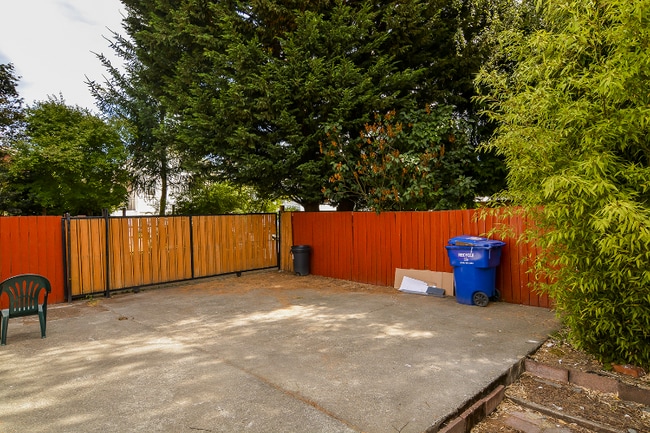 Photo - 512 N 79th St (Seattle, WA) Apartment