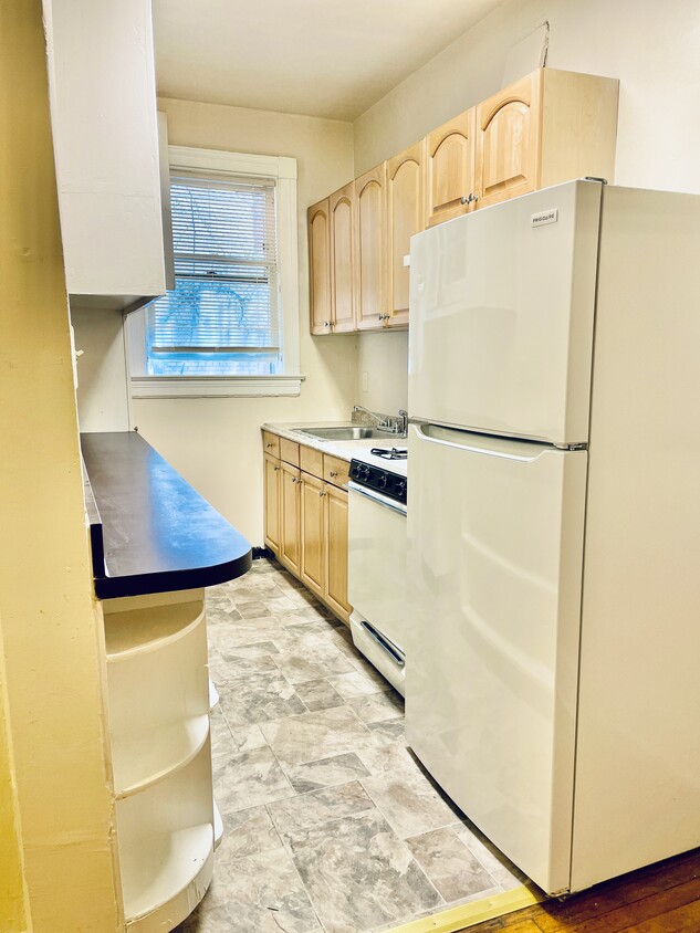 Kitchen with full-size gas oven and fridge - 2716 Wisconsin Ave NW