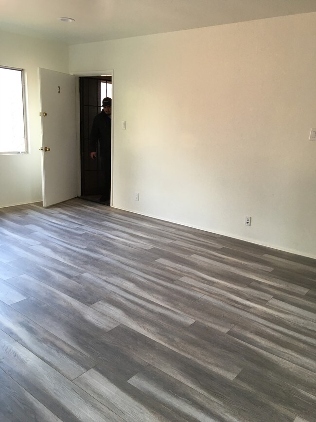 Sala de estar y puerta principal - 11702 Crenshaw Blvd