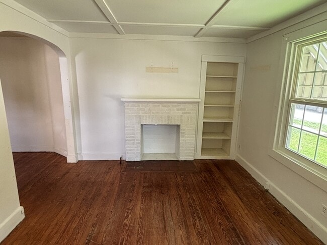 Building Photo - 147 Center St