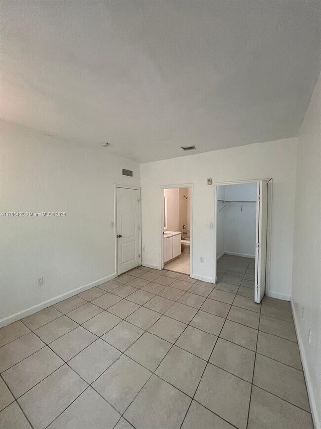 Foto del edificio - 1661 SE 28th St