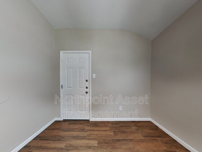 Foto del edificio - 2115 Juniper Dale Dr