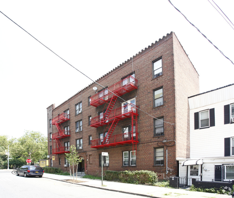 Building Photo - Queen Court