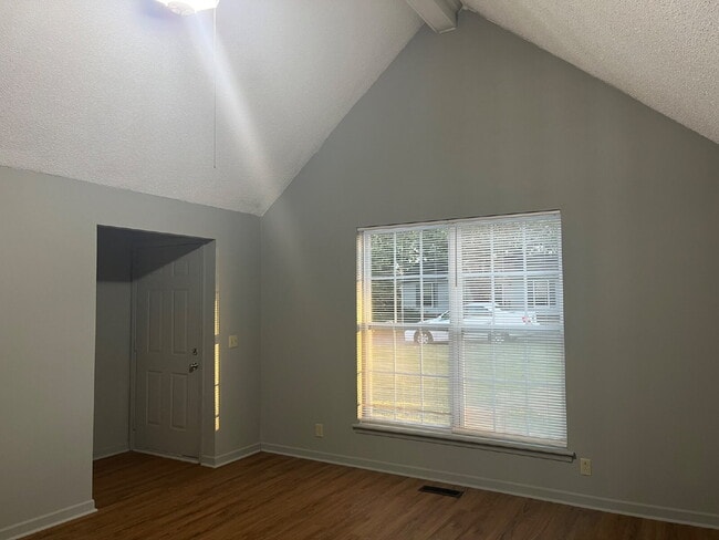 Building Photo - 665 Dutchmans Dr