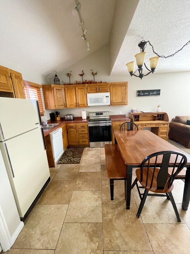 Foto del edificio - Resort Style Living - Getting freshly remo...