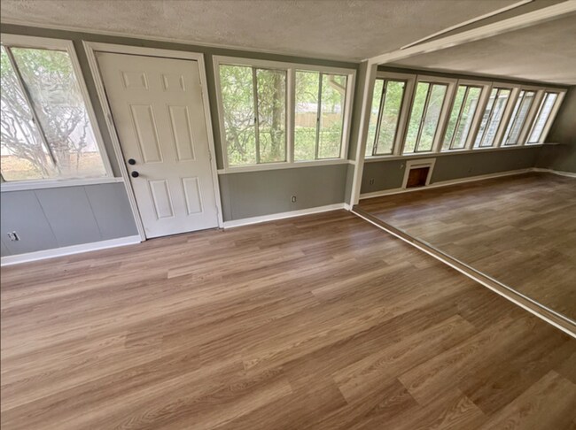 Foto del edificio - 3 bed 2 bath home recently renovated
