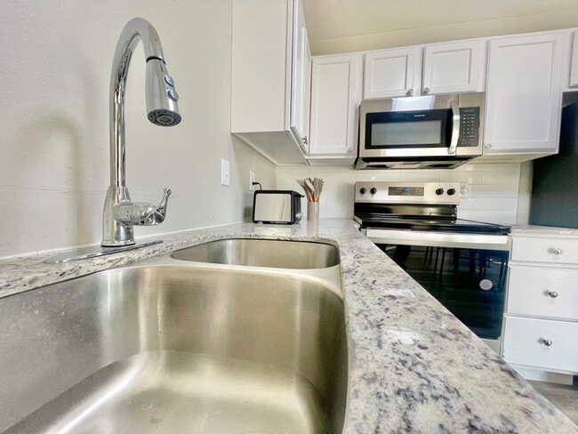 Building Photo - 210 White River Dr