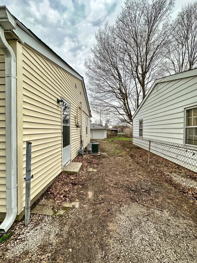 Building Photo - 3 bed 1 bath located on the East Side