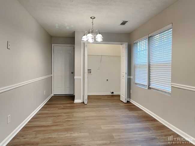 Building Photo - 734 Trickle Ln