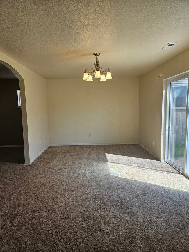 Building Photo - Silver Creek Home