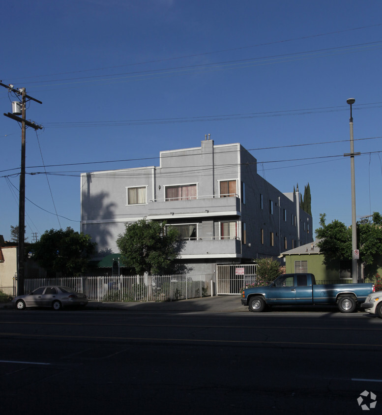 Foto del edificio - 8831 Van Nuys Blvd