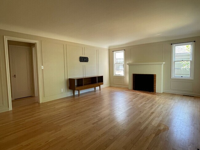 Building Photo - Charming 3-Bedroom Cottage in Jefferson We...