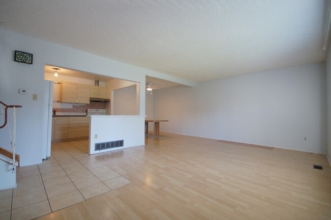 Building Photo - 6260 Camsell Cres