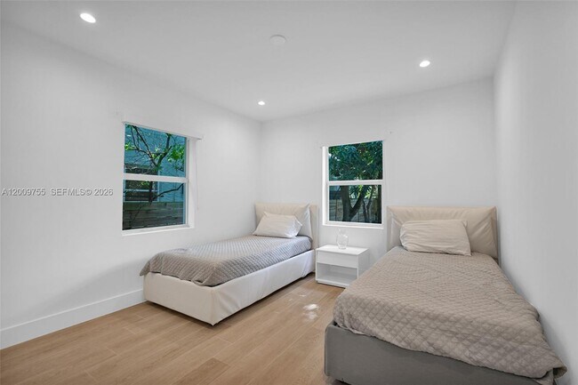 Foto del edificio - 742 NE 81st St