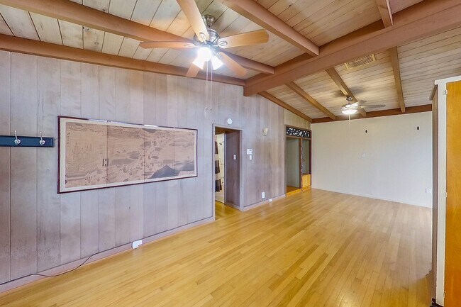 Foto del edificio - 2 Bed 1 Bath 1 Parking Apartment. 1 Year Lease.