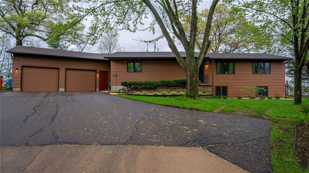 Foto principal - Spacious 4-Bedroom Home with Fenced Yard, ...