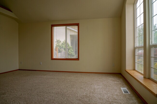Foto del edificio - Beautiful tri-level home located near desi...