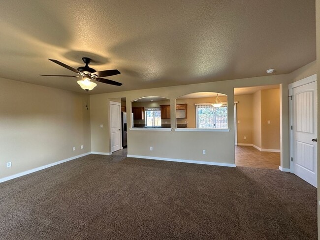 Building Photo - MOVE IN SPECIAL!  Remodeled 3 Bedroom / 2.5 Bathroom Home Southwest Redmond