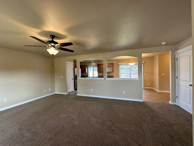 Foto del edificio - MOVE IN SPECIAL!  Remodeled 3 Bedroom / 2.5 Bathroom Home Southwest Redmond