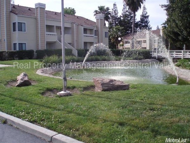 Building Photo - 1645 Pyrenees Ave